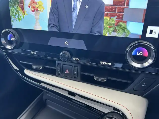レクサス ＮＸ 250 バージョンL 兵庫県 2023(令5)年 1.5万km ソニッククォーツ 外部検査実施済み/・ワンオーナー/・内装ブラック&リッチクリーム/・OP パノラミックビューモニター（床下透過表示）/・OP 緊急時操舵支援/FCTA/LCA/・OP 別体型ディスクプレイヤー（CD/DVD）/・14インチディスプレイオーディオ（コネクティッドナビ）Plus/・地デジ/BT/USB/Miracast/・ステアリングリモコン/・ヘッドアップディスプレイ/・パドルシフト/・ドライブレコーダー（前方）/・パワーバックドア/・本革シート（ヒーター/ベンチレーション/電動）/・2列目シートヒーター/・ステアリングヒーター/・3眼式フルLEDヘッドランプ/・LEDフォグランプ/・純正20インチAW/・クリアランスソナー/・1か月/6か月/R6/R7年レクサスディーラー記録簿/・スマートキー2個/カードキー有/・PCS/LDA/PKSB/SEA//BSM/RCTA/RCD/RSA/AHS//レーダークルーズコントロール