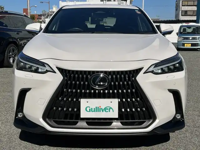 レクサス ＮＸ 250 バージョンL 兵庫県 2023(令5)年 1.5万km ソニッククォーツ 外部検査実施済み/・ワンオーナー/・内装ブラック&リッチクリーム/・OP パノラミックビューモニター（床下透過表示）/・OP 緊急時操舵支援/FCTA/LCA/・OP 別体型ディスクプレイヤー（CD/DVD）/・14インチディスプレイオーディオ（コネクティッドナビ）Plus/・地デジ/BT/USB/Miracast/・ステアリングリモコン/・ヘッドアップディスプレイ/・パドルシフト/・ドライブレコーダー（前方）/・パワーバックドア/・本革シート（ヒーター/ベンチレーション/電動）/・2列目シートヒーター/・ステアリングヒーター/・3眼式フルLEDヘッドランプ/・LEDフォグランプ/・純正20インチAW/・クリアランスソナー/・1か月/6か月/R6/R7年レクサスディーラー記録簿/・スマートキー2個/カードキー有/・PCS/LDA/PKSB/SEA//BSM/RCTA/RCD/RSA/AHS//レーダークルーズコントロール