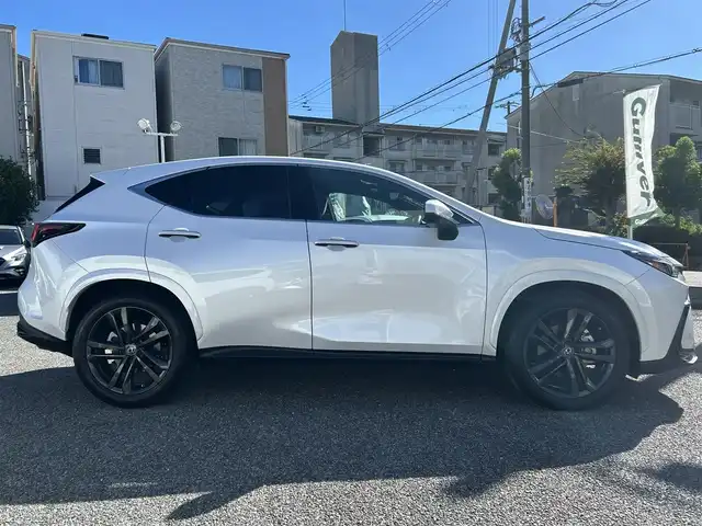レクサス ＮＸ 250 バージョンL 兵庫県 2023(令5)年 1.5万km ソニッククォーツ 外部検査実施済み/・ワンオーナー/・内装ブラック&リッチクリーム/・OP パノラミックビューモニター（床下透過表示）/・OP 緊急時操舵支援/FCTA/LCA/・OP 別体型ディスクプレイヤー（CD/DVD）/・14インチディスプレイオーディオ（コネクティッドナビ）Plus/・地デジ/BT/USB/Miracast/・ステアリングリモコン/・ヘッドアップディスプレイ/・パドルシフト/・ドライブレコーダー（前方）/・パワーバックドア/・本革シート（ヒーター/ベンチレーション/電動）/・2列目シートヒーター/・ステアリングヒーター/・3眼式フルLEDヘッドランプ/・LEDフォグランプ/・純正20インチAW/・クリアランスソナー/・1か月/6か月/R6/R7年レクサスディーラー記録簿/・スマートキー2個/カードキー有/・PCS/LDA/PKSB/SEA//BSM/RCTA/RCD/RSA/AHS//レーダークルーズコントロール