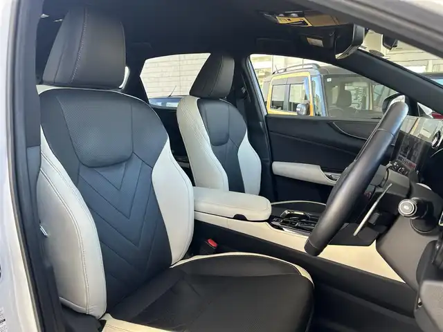 レクサス ＮＸ 250 バージョンL 兵庫県 2023(令5)年 1.5万km ソニッククォーツ 外部検査実施済み/・ワンオーナー/・内装ブラック&リッチクリーム/・OP パノラミックビューモニター（床下透過表示）/・OP 緊急時操舵支援/FCTA/LCA/・OP 別体型ディスクプレイヤー（CD/DVD）/・14インチディスプレイオーディオ（コネクティッドナビ）Plus/・地デジ/BT/USB/Miracast/・ステアリングリモコン/・ヘッドアップディスプレイ/・パドルシフト/・ドライブレコーダー（前方）/・パワーバックドア/・本革シート（ヒーター/ベンチレーション/電動）/・2列目シートヒーター/・ステアリングヒーター/・3眼式フルLEDヘッドランプ/・LEDフォグランプ/・純正20インチAW/・クリアランスソナー/・1か月/6か月/R6/R7年レクサスディーラー記録簿/・スマートキー2個/カードキー有/・PCS/LDA/PKSB/SEA//BSM/RCTA/RCD/RSA/AHS//レーダークルーズコントロール