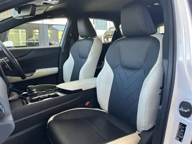 レクサス ＮＸ 250 バージョンL 兵庫県 2023(令5)年 1.5万km ソニッククォーツ 外部検査実施済み/・ワンオーナー/・内装ブラック&リッチクリーム/・OP パノラミックビューモニター（床下透過表示）/・OP 緊急時操舵支援/FCTA/LCA/・OP 別体型ディスクプレイヤー（CD/DVD）/・14インチディスプレイオーディオ（コネクティッドナビ）Plus/・地デジ/BT/USB/Miracast/・ステアリングリモコン/・ヘッドアップディスプレイ/・パドルシフト/・ドライブレコーダー（前方）/・パワーバックドア/・本革シート（ヒーター/ベンチレーション/電動）/・2列目シートヒーター/・ステアリングヒーター/・3眼式フルLEDヘッドランプ/・LEDフォグランプ/・純正20インチAW/・クリアランスソナー/・1か月/6か月/R6/R7年レクサスディーラー記録簿/・スマートキー2個/カードキー有/・PCS/LDA/PKSB/SEA//BSM/RCTA/RCD/RSA/AHS//レーダークルーズコントロール