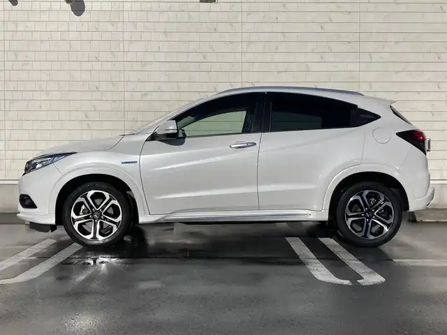 ホンダ ヴェゼル ハイブリッド Z ホンダセンシング 静岡県 2020(令2)年 6.3万km プラチナホワイトパール HondaSENSING/純正メモリーナビ(VXM-204VFi)/　AM FM CD DVD Bluetooth USB SD/フルセグTV/ビルトインETC/LEDオートヘッドランプ/レーダークルーズコントロール/ハーフレザーシート/シートヒーター(前席)/純正17インチアルミホイール/スマートキー2本/パドルシフト/パーキングアシスト/ワンオーナー/バックモニター