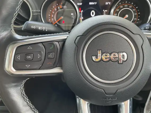 クライスラー・ジープ ジープ ラングラー アンリミテッド サハラ 福岡県 2019(平31)年 1.5万km ブライトホワイト 純正メーカーナビ/（Bluetooth対応/フルセグTV/AM/FM）/4WD/レーダークルーズコントロール/ブラインドスポットモニター/バックカメラ/フロントカメラ/前席シートヒーター/ステアリングヒーター/パワーシート（運転席）/ドライブレコーダー/ETC/ステップ/背面タイヤ/18インチアルミホイール/本革シート（レザーシート）/純正フロアマット/プッシュスタート/保証書/取扱説明書/スマートキー/スペアキー