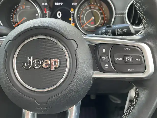 クライスラー・ジープ ジープ ラングラー アンリミテッド サハラ 福岡県 2019(平31)年 1.5万km ブライトホワイト 純正メーカーナビ/（Bluetooth対応/フルセグTV/AM/FM）/4WD/レーダークルーズコントロール/ブラインドスポットモニター/バックカメラ/フロントカメラ/前席シートヒーター/ステアリングヒーター/パワーシート（運転席）/ドライブレコーダー/ETC/ステップ/背面タイヤ/18インチアルミホイール/本革シート（レザーシート）/純正フロアマット/プッシュスタート/保証書/取扱説明書/スマートキー/スペアキー
