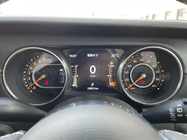 クライスラー・ジープ ジープ ラングラー アンリミテッド サハラ 福岡県 2019(平31)年 1.5万km ブライトホワイト 純正メーカーナビ/（Bluetooth対応/フルセグTV/AM/FM）/4WD/レーダークルーズコントロール/ブラインドスポットモニター/バックカメラ/フロントカメラ/前席シートヒーター/ステアリングヒーター/パワーシート（運転席）/ドライブレコーダー/ETC/ステップ/背面タイヤ/18インチアルミホイール/本革シート（レザーシート）/純正フロアマット/プッシュスタート/保証書/取扱説明書/スマートキー/スペアキー
