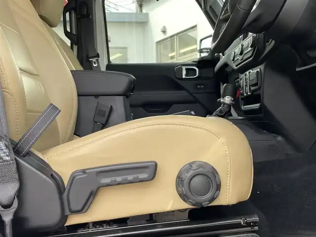 クライスラー・ジープ ジープ ラングラー アンリミテッド サハラ 福岡県 2019(平31)年 1.5万km ブライトホワイト 純正メーカーナビ/（Bluetooth対応/フルセグTV/AM/FM）/4WD/レーダークルーズコントロール/ブラインドスポットモニター/バックカメラ/フロントカメラ/前席シートヒーター/ステアリングヒーター/パワーシート（運転席）/ドライブレコーダー/ETC/ステップ/背面タイヤ/18インチアルミホイール/本革シート（レザーシート）/純正フロアマット/プッシュスタート/保証書/取扱説明書/スマートキー/スペアキー