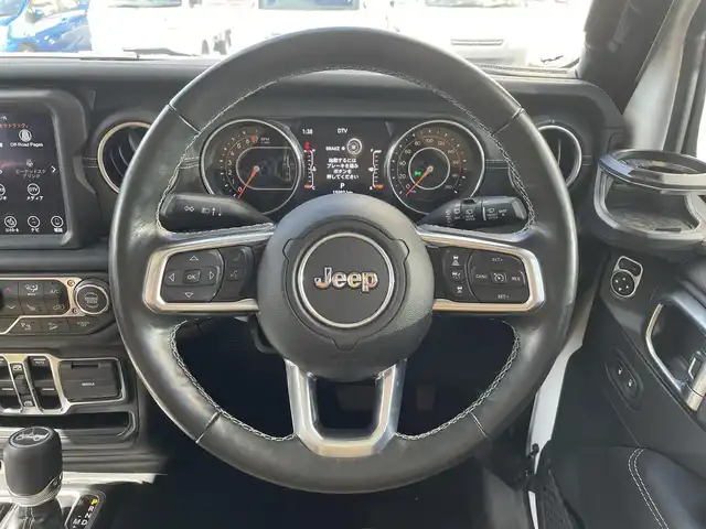クライスラー・ジープ ジープ ラングラー アンリミテッド サハラ 福岡県 2019(平31)年 1.5万km ブライトホワイト 純正メーカーナビ/（Bluetooth対応/フルセグTV/AM/FM）/4WD/レーダークルーズコントロール/ブラインドスポットモニター/バックカメラ/フロントカメラ/前席シートヒーター/ステアリングヒーター/パワーシート（運転席）/ドライブレコーダー/ETC/ステップ/背面タイヤ/18インチアルミホイール/本革シート（レザーシート）/純正フロアマット/プッシュスタート/保証書/取扱説明書/スマートキー/スペアキー