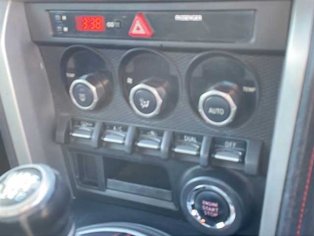 スバル ＢＲＺ S 徳島県 2013(平25)年 11.6万km クリスタルブラックシリカ 社外SDナビ/（DISC/SD/BT/USB/AUX/iPod/ラジオ/フルセグ）/バックカメラ/純正17AW/キセノンヘッドライト/フォグライト/前後ドライブレコーダー/電動格納ミラー/スペアキー/純正フロアマット/取扱説明書/オートライト/プッシュスタート