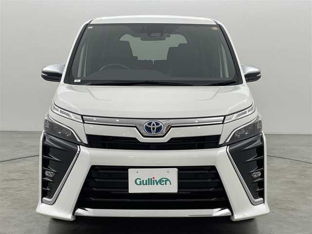 トヨタ ヴォクシー ハイブリッド ZS 煌Ⅲ 福岡県 2021(令3)年 7.1万km ホワイトパールクリスタルシャイン 純正１２．１型後席モニター　/純正１０型ナビ　/フルセグTV　/バックカメラ　/ビルトインＥＴＣ２．０　/前方ドライブレコーダー　/クルーズコントロール　/コーナーセンサー　/衝突被害軽減ブレーキ　/レーンキープ　/ＰＫＳＢ　/先行車発進お知らせ　/オートマチックハイビーム　/ハーフレザーシート　/シートヒーター　/両側電動スライドドア　/Wエアコン　/純正16インチアルミホイール