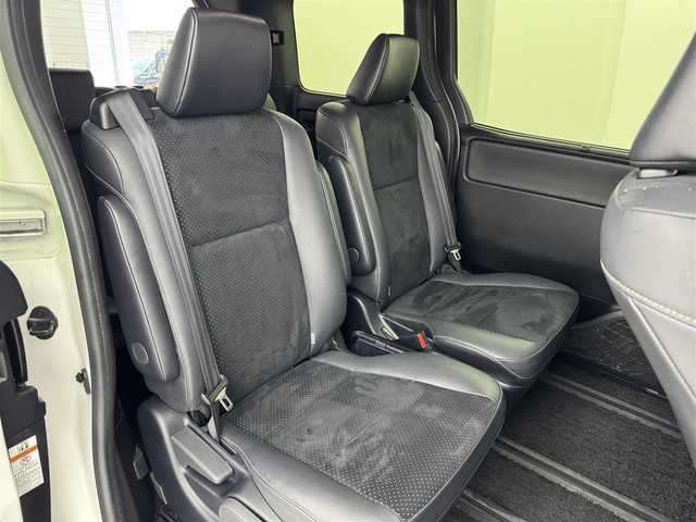 トヨタ ヴォクシー ハイブリッド ZS 煌Ⅲ 福岡県 2021(令3)年 7.1万km ホワイトパールクリスタルシャイン 純正１２．１型後席モニター　/純正１０型ナビ　/フルセグTV　/バックカメラ　/ビルトインＥＴＣ２．０　/前方ドライブレコーダー　/クルーズコントロール　/コーナーセンサー　/衝突被害軽減ブレーキ　/レーンキープ　/ＰＫＳＢ　/先行車発進お知らせ　/オートマチックハイビーム　/ハーフレザーシート　/シートヒーター　/両側電動スライドドア　/Wエアコン　/純正16インチアルミホイール