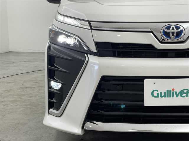 トヨタ ヴォクシー ハイブリッド ZS 煌Ⅲ 福岡県 2021(令3)年 7.1万km ホワイトパールクリスタルシャイン 純正１２．１型後席モニター　/純正１０型ナビ　/フルセグTV　/バックカメラ　/ビルトインＥＴＣ２．０　/前方ドライブレコーダー　/クルーズコントロール　/コーナーセンサー　/衝突被害軽減ブレーキ　/レーンキープ　/ＰＫＳＢ　/先行車発進お知らせ　/オートマチックハイビーム　/ハーフレザーシート　/シートヒーター　/両側電動スライドドア　/Wエアコン　/純正16インチアルミホイール