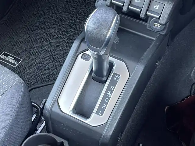 スズキ ジムニー シエラ JC 愛知県 2019(平31)年 2.1万km ジャングルグリーン 純正8インチナビ（CN-RZ846）/（Bluetooth/フルセグ/DISC/ラジオ）/バックカメラ/スズキセーフティサポート/純正フロアマット/LEDヘッドライト/クルーズコントロール/ETC/前方ドライブレコーダー/D/N席シートヒーター/電格ミラー/ドアバイザー/サイドミラーヒーター/スマートキー/プッシュスタート/スペアキー/背面タイヤ純正ハードカバー/フロントアンダーガード/サイドシルガード