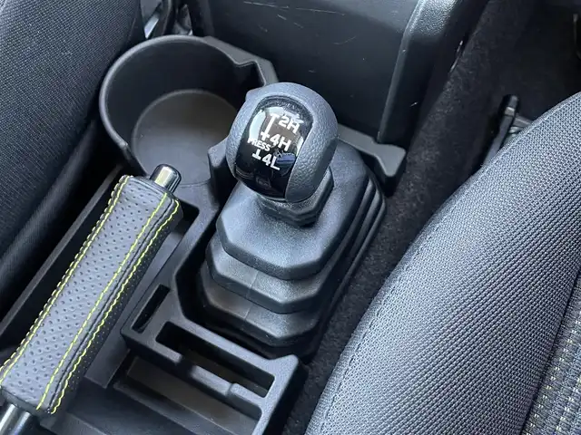 スズキ ジムニー シエラ JC 愛知県 2019(平31)年 2.1万km ジャングルグリーン 純正8インチナビ（CN-RZ846）/（Bluetooth/フルセグ/DISC/ラジオ）/バックカメラ/スズキセーフティサポート/純正フロアマット/LEDヘッドライト/クルーズコントロール/ETC/前方ドライブレコーダー/D/N席シートヒーター/電格ミラー/ドアバイザー/サイドミラーヒーター/スマートキー/プッシュスタート/スペアキー/背面タイヤ純正ハードカバー/フロントアンダーガード/サイドシルガード