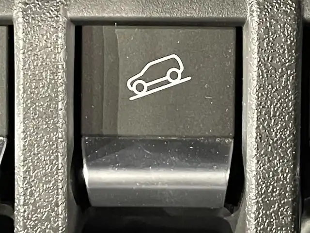 スズキ ジムニー シエラ JC 愛知県 2019(平31)年 2.1万km ジャングルグリーン 純正8インチナビ（CN-RZ846）/衝突軽減ブレーキ/ビルトインETC/シートヒーター/LEDヘッドライト/バックカメラ/クルーズコントロール/ドライブレコーダー/フルセグTV/Bluetooth/レーンキープアシスト/オートハイビーム/ダウンヒルアシスト/プッシュスタート/スマートキー/CD/DVD再生/ミュージックサーバー/純正フロアマット/純正アルミホイール/オートライト/電格ミラー/ドアバイザー/ヒーテッドドアミラー/背面タイヤ純正ハードカバー/フロントアンダーガード/サイドシルガード/4WD/トランスファーレバー/ウィンカーミラー/フォグランプ/ヘッドライトウォッシャー/横滑り防止装置/ステアリングリモコン/オートエアコン/