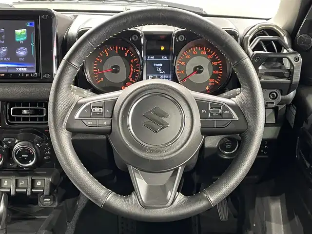 スズキ ジムニー シエラ JC 愛知県 2019(平31)年 2.1万km ジャングルグリーン 純正8インチナビ（CN-RZ846）/衝突軽減ブレーキ/ビルトインETC/シートヒーター/LEDヘッドライト/バックカメラ/クルーズコントロール/ドライブレコーダー/フルセグTV/Bluetooth/レーンキープアシスト/オートハイビーム/ダウンヒルアシスト/プッシュスタート/スマートキー/CD/DVD再生/ミュージックサーバー/純正フロアマット/純正アルミホイール/オートライト/電格ミラー/ドアバイザー/ヒーテッドドアミラー/背面タイヤ純正ハードカバー/フロントアンダーガード/サイドシルガード/4WD/トランスファーレバー/ウィンカーミラー/フォグランプ/ヘッドライトウォッシャー/横滑り防止装置/ステアリングリモコン/オートエアコン/