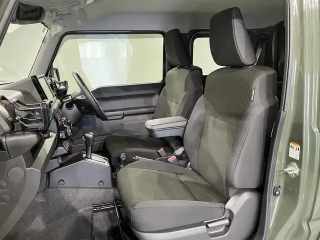 スズキ ジムニー シエラ JC 愛知県 2019(平31)年 2.1万km ジャングルグリーン 純正8インチナビ（CN-RZ846）/衝突軽減ブレーキ/ビルトインETC/シートヒーター/LEDヘッドライト/バックカメラ/クルーズコントロール/ドライブレコーダー/フルセグTV/Bluetooth/レーンキープアシスト/オートハイビーム/ダウンヒルアシスト/プッシュスタート/スマートキー/CD/DVD再生/ミュージックサーバー/純正フロアマット/純正アルミホイール/オートライト/電格ミラー/ドアバイザー/ヒーテッドドアミラー/背面タイヤ純正ハードカバー/フロントアンダーガード/サイドシルガード/4WD/トランスファーレバー/ウィンカーミラー/フォグランプ/ヘッドライトウォッシャー/横滑り防止装置/ステアリングリモコン/オートエアコン/