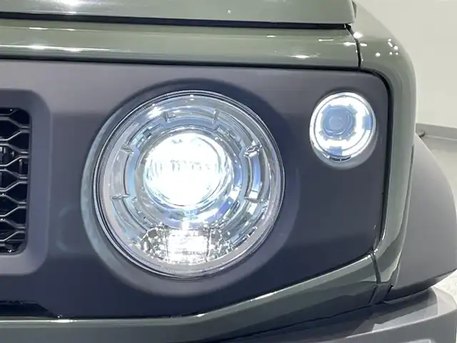 スズキ ジムニー シエラ JC 愛知県 2019(平31)年 2.1万km ジャングルグリーン 純正8インチナビ（CN-RZ846）/衝突軽減ブレーキ/ビルトインETC/シートヒーター/LEDヘッドライト/バックカメラ/クルーズコントロール/ドライブレコーダー/フルセグTV/Bluetooth/レーンキープアシスト/オートハイビーム/ダウンヒルアシスト/プッシュスタート/スマートキー/CD/DVD再生/ミュージックサーバー/純正フロアマット/純正アルミホイール/オートライト/電格ミラー/ドアバイザー/ヒーテッドドアミラー/背面タイヤ純正ハードカバー/フロントアンダーガード/サイドシルガード/4WD/トランスファーレバー/ウィンカーミラー/フォグランプ/ヘッドライトウォッシャー/横滑り防止装置/ステアリングリモコン/オートエアコン/