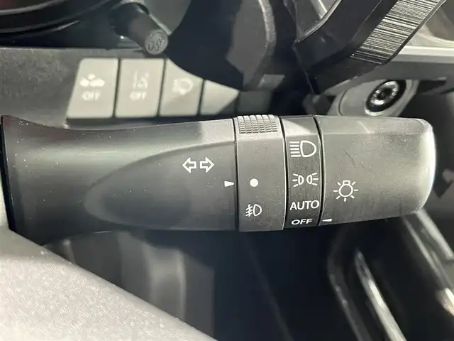 スズキ ジムニー シエラ JC 愛知県 2019(平31)年 2.1万km ジャングルグリーン 純正8インチナビ（CN-RZ846）/衝突軽減ブレーキ/ビルトインETC/シートヒーター/LEDヘッドライト/バックカメラ/クルーズコントロール/ドライブレコーダー/フルセグTV/Bluetooth/レーンキープアシスト/オートハイビーム/ダウンヒルアシスト/プッシュスタート/スマートキー/CD/DVD再生/ミュージックサーバー/純正フロアマット/純正アルミホイール/オートライト/電格ミラー/ドアバイザー/ヒーテッドドアミラー/背面タイヤ純正ハードカバー/フロントアンダーガード/サイドシルガード/4WD/トランスファーレバー/ウィンカーミラー/フォグランプ/ヘッドライトウォッシャー/横滑り防止装置/ステアリングリモコン/オートエアコン/