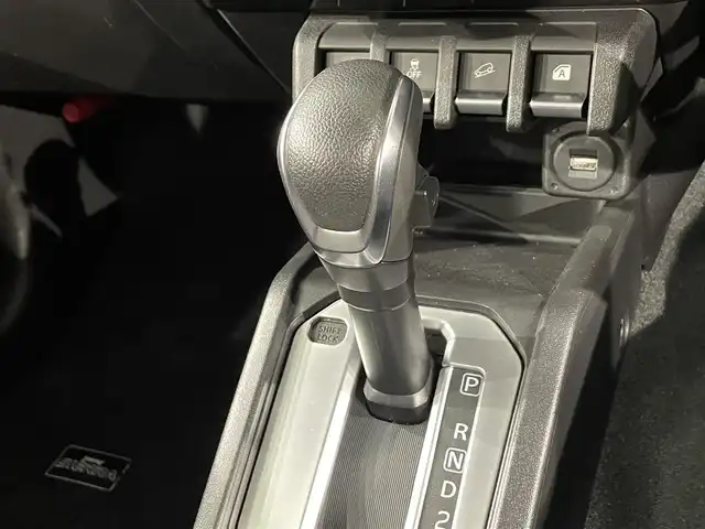 スズキ ジムニー シエラ JC 愛知県 2019(平31)年 2.1万km ジャングルグリーン 純正8インチナビ（CN-RZ846）/衝突軽減ブレーキ/ビルトインETC/シートヒーター/LEDヘッドライト/バックカメラ/クルーズコントロール/ドライブレコーダー/フルセグTV/Bluetooth/レーンキープアシスト/オートハイビーム/ダウンヒルアシスト/プッシュスタート/スマートキー/CD/DVD再生/ミュージックサーバー/純正フロアマット/純正アルミホイール/オートライト/電格ミラー/ドアバイザー/ヒーテッドドアミラー/背面タイヤ純正ハードカバー/フロントアンダーガード/サイドシルガード/4WD/トランスファーレバー/ウィンカーミラー/フォグランプ/ヘッドライトウォッシャー/横滑り防止装置/ステアリングリモコン/オートエアコン/