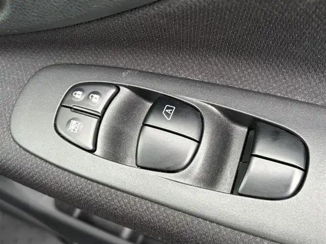 日産 セレナ ハイウェイS G Sハイブリッド 宮城県 2012(平24)年 6.8万km エターナルスノーホワイト 登録時走行距離67360km/純正SDナビ/・CD/DVD/Bluetooth/クルーズコントロール/両側パワースライド/バックカメラ/プッシュスタート/スマートキー/HIDヘッドライト/オートライト/フォグランプ/革巻きステアリング/アイドリングストップ/横滑り防止