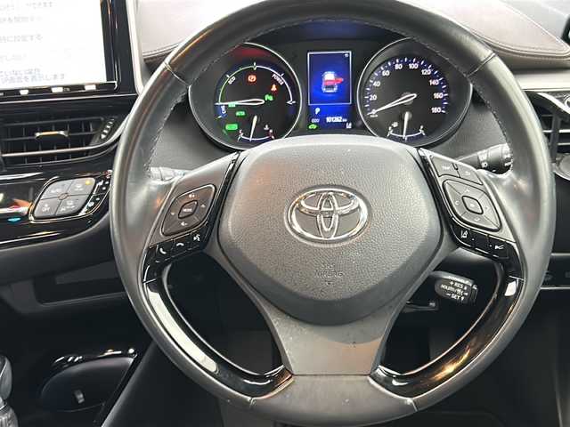 トヨタ Ｃ－ＨＲ G 富山県 2018(平30)年 10.2万km センシュアルレッドマイカ スマートキー×２/ハーフレザーシート/衝突軽減ブレーキ/純正メモリーナビ/フルセグTV/DVD/Bluetooth/ビルトETC2.0/バックカメラ/ACC/前席シートヒーター/LEDヘッドライト/フォグランプ/純正18インチAW/純正フロアマット/純正ドアバイザー/横滑り防止装置/BSM/オートハイビーム/電動格納ウィンカーミラー/電動パーキング/車線逸脱防止支援システム/スタッドレスタイヤ社外AW積込（215/60R17）
