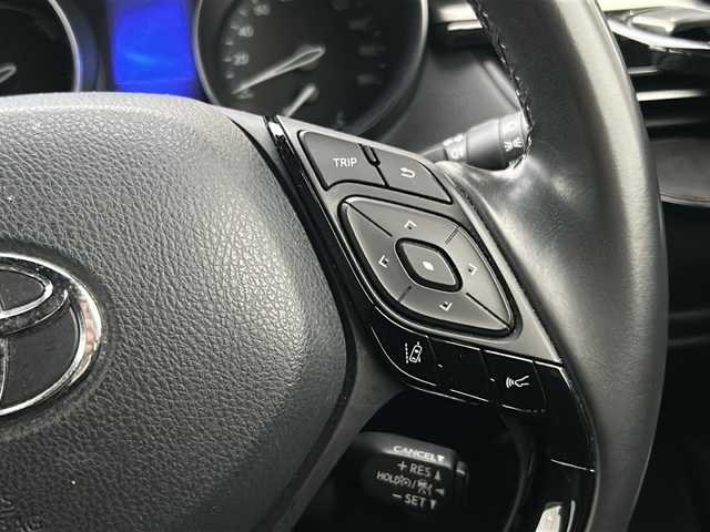 トヨタ Ｃ－ＨＲ G 富山県 2018(平30)年 10.2万km センシュアルレッドマイカ スマートキー×２/ハーフレザーシート/衝突軽減ブレーキ/純正メモリーナビ/フルセグTV/DVD/Bluetooth/ビルトETC2.0/バックカメラ/ACC/前席シートヒーター/LEDヘッドライト/フォグランプ/純正18インチAW/純正フロアマット/純正ドアバイザー/横滑り防止装置/BSM/オートハイビーム/電動格納ウィンカーミラー/電動パーキング/車線逸脱防止支援システム/スタッドレスタイヤ社外AW積込（215/60R17）