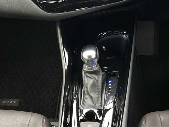 トヨタ Ｃ－ＨＲ G 富山県 2018(平30)年 10.2万km センシュアルレッドマイカ スマートキー×２/ハーフレザーシート/衝突軽減ブレーキ/純正メモリーナビ/フルセグTV/DVD/Bluetooth/ビルトETC2.0/バックカメラ/ACC/前席シートヒーター/LEDヘッドライト/フォグランプ/純正18インチAW/純正フロアマット/純正ドアバイザー/横滑り防止装置/BSM/オートハイビーム/電動格納ウィンカーミラー/電動パーキング/車線逸脱防止支援システム/スタッドレスタイヤ社外AW積込（215/60R17）