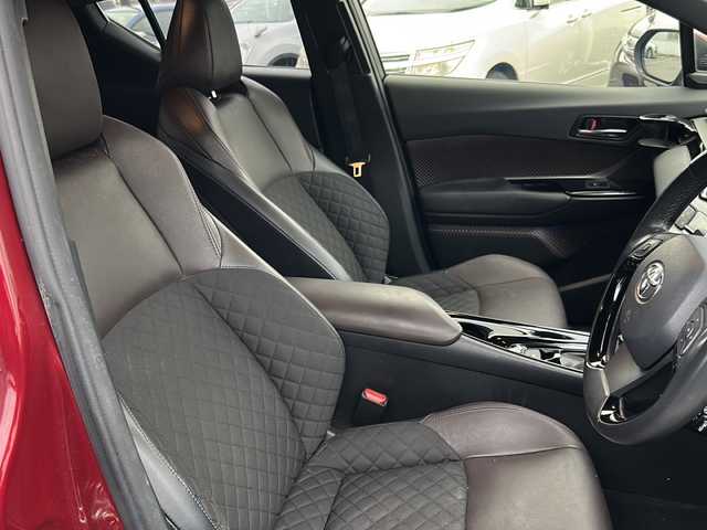 トヨタ Ｃ－ＨＲ G 富山県 2018(平30)年 10.2万km センシュアルレッドマイカ スマートキー×２/ハーフレザーシート/衝突軽減ブレーキ/純正メモリーナビ/フルセグTV/DVD/Bluetooth/ビルトETC2.0/バックカメラ/ACC/前席シートヒーター/LEDヘッドライト/フォグランプ/純正18インチAW/純正フロアマット/純正ドアバイザー/横滑り防止装置/BSM/オートハイビーム/電動格納ウィンカーミラー/電動パーキング/車線逸脱防止支援システム/スタッドレスタイヤ社外AW積込（215/60R17）