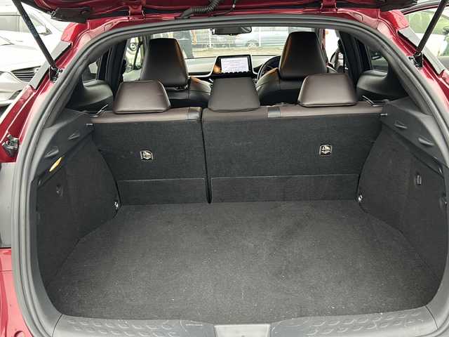 トヨタ Ｃ－ＨＲ G 富山県 2018(平30)年 10.2万km センシュアルレッドマイカ スマートキー×２/ハーフレザーシート/衝突軽減ブレーキ/純正メモリーナビ/フルセグTV/DVD/Bluetooth/ビルトETC2.0/バックカメラ/ACC/前席シートヒーター/LEDヘッドライト/フォグランプ/純正18インチAW/純正フロアマット/純正ドアバイザー/横滑り防止装置/BSM/オートハイビーム/電動格納ウィンカーミラー/電動パーキング/車線逸脱防止支援システム/スタッドレスタイヤ社外AW積込（215/60R17）