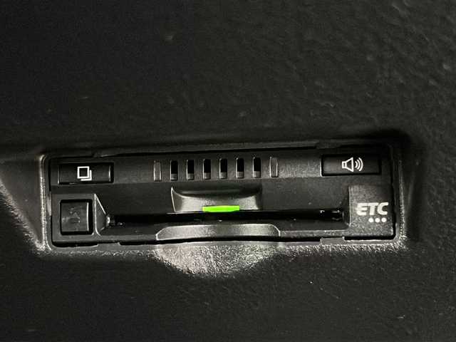 トヨタ Ｃ－ＨＲ G 富山県 2018(平30)年 10.2万km センシュアルレッドマイカ スマートキー×２/ハーフレザーシート/衝突軽減ブレーキ/純正メモリーナビ/フルセグTV/DVD/Bluetooth/ビルトETC2.0/バックカメラ/ACC/前席シートヒーター/LEDヘッドライト/フォグランプ/純正18インチAW/純正フロアマット/純正ドアバイザー/横滑り防止装置/BSM/オートハイビーム/電動格納ウィンカーミラー/電動パーキング/車線逸脱防止支援システム/スタッドレスタイヤ社外AW積込（215/60R17）