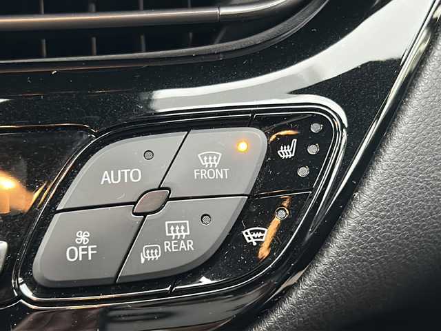 トヨタ Ｃ－ＨＲ G 富山県 2018(平30)年 10.2万km センシュアルレッドマイカ スマートキー×２/ハーフレザーシート/衝突軽減ブレーキ/純正メモリーナビ/フルセグTV/DVD/Bluetooth/ビルトETC2.0/バックカメラ/ACC/前席シートヒーター/LEDヘッドライト/フォグランプ/純正18インチAW/純正フロアマット/純正ドアバイザー/横滑り防止装置/BSM/オートハイビーム/電動格納ウィンカーミラー/電動パーキング/車線逸脱防止支援システム/スタッドレスタイヤ社外AW積込（215/60R17）