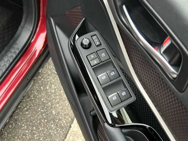 トヨタ Ｃ－ＨＲ G 富山県 2018(平30)年 10.2万km センシュアルレッドマイカ スマートキー×２/ハーフレザーシート/衝突軽減ブレーキ/純正メモリーナビ/フルセグTV/DVD/Bluetooth/ビルトETC2.0/バックカメラ/ACC/前席シートヒーター/LEDヘッドライト/フォグランプ/純正18インチAW/純正フロアマット/純正ドアバイザー/横滑り防止装置/BSM/オートハイビーム/電動格納ウィンカーミラー/電動パーキング/車線逸脱防止支援システム/スタッドレスタイヤ社外AW積込（215/60R17）