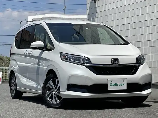 ホンダ フリード＋ ハイブリット G 埼玉県 2022(令4)年 2.8万km パール ワンオーナー/ホンダ純正インターナビ/フルセグTV/Bluetooth/CD/DVD/USB/SD/両側パワスラ/レーンキープ/ハーフレザー/前席シートヒーター/純正AW/LEDライト