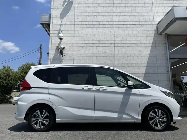ホンダ フリード＋ ハイブリット G 埼玉県 2022(令4)年 2.8万km パール ワンオーナー/ホンダ純正インターナビ/フルセグTV/Bluetooth/CD/DVD/USB/SD/両側パワスラ/レーンキープ/ハーフレザー/前席シートヒーター/純正AW/LEDライト