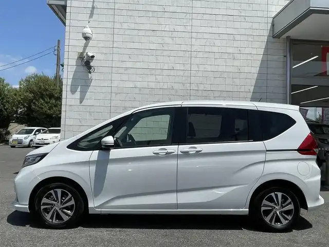 ホンダ フリード＋ ハイブリット G 埼玉県 2022(令4)年 2.8万km パール ワンオーナー/ホンダ純正インターナビ/フルセグTV/Bluetooth/CD/DVD/USB/SD/両側パワスラ/レーンキープ/ハーフレザー/前席シートヒーター/純正AW/LEDライト