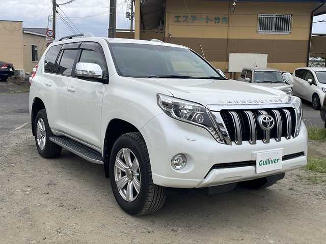 トヨタ ランドクルーザー プラド TX Lパッケージ・G－フロンティア 福島県 2017(平29)年 3.8万km ホワイトパールクリスタルシャイン ・ワンオーナー/・純正SDナビ/（Bt、ワンセグTV、DISC、FM＆AM）/・４WD/・ETC/・ドライブレコーダー/・クルーズコントロール（追従機能なし）/・横滑り防止装置/・LEDヘッドライト/・オートライト/・レザーシート/・D+N席シートヒーター/・D+N席パワーシート/・100V電源/・社外18インチAW/・純正フロアマット/・プッシュスタート/・スマートキー/・スペアキー/・純正エンジンスターター/・純正AWスタッドレスタイヤ4本積載/（265/60R18、22年製造）/・ヘッドランプクリーナー/・IDOL　UP/・排気ガス浄化/・レーダー探知機