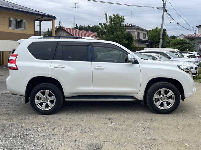 トヨタ ランドクルーザー プラド TX Lパッケージ・G－フロンティア 福島県 2017(平29)年 3.8万km ホワイトパールクリスタルシャイン ・ワンオーナー/・純正SDナビ/（Bt、ワンセグTV、DISC、FM＆AM）/・４WD/・ETC/・ドライブレコーダー/・クルーズコントロール（追従機能なし）/・横滑り防止装置/・LEDヘッドライト/・オートライト/・レザーシート/・D+N席シートヒーター/・D+N席パワーシート/・100V電源/・社外18インチAW/・純正フロアマット/・プッシュスタート/・スマートキー/・スペアキー/・純正エンジンスターター/・純正AWスタッドレスタイヤ4本積載/（265/60R18、22年製造）/・ヘッドランプクリーナー/・IDOL　UP/・排気ガス浄化/・レーダー探知機