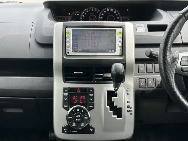 トヨタ ヴォクシー ZS 煌 道東・釧路十勝 2011(平23)年 12.8万km ブラック 4WD/寒冷地仕様/純正ナビ/地デジ/バックカメラ/ETC/両側パワースライドドア/プッシュスタート/スマートキー/パドルシフト/HIDヘッドライト/フォグランプ/ドアバイザー/革巻きステアリング/フロアマット
