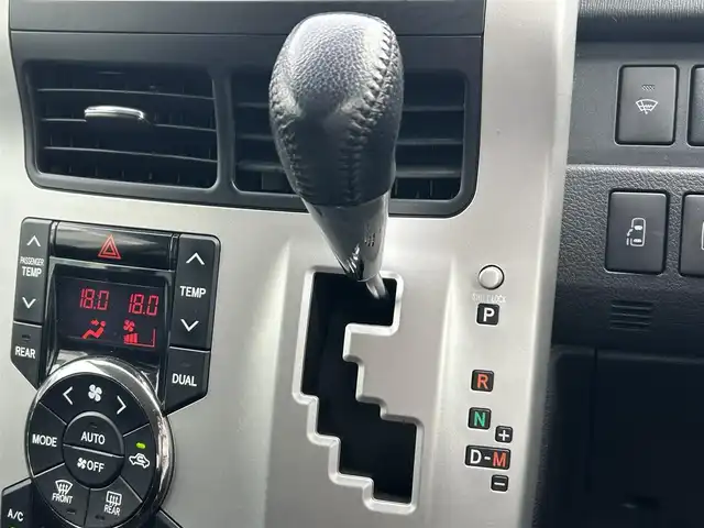 トヨタ ヴォクシー ZS 煌 道東・釧路十勝 2011(平23)年 12.8万km ブラック 4WD/寒冷地仕様/純正ナビ/地デジ/バックカメラ/ETC/両側パワースライドドア/プッシュスタート/スマートキー/パドルシフト/HIDヘッドライト/フォグランプ/ドアバイザー/革巻きステアリング/フロアマット