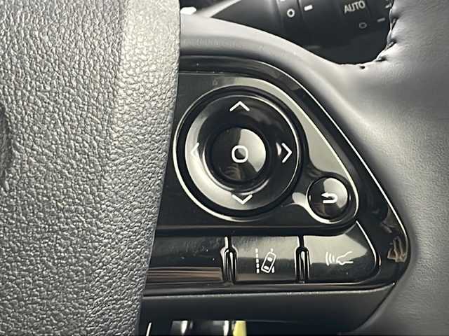 トヨタ プリウス S ツーリングセレクション 愛知県 2020(令2)年 3万km ホワイトパールクリスタルシャイン 禁煙車/9インチナビ/（AM/FM/Bluetooth/フルセグTV/SD)/バックカメラ/トヨタセーフティセンス/・プリクラッシュセーフティ/・レーンキープアシスト/・オートマチックハイビーム/・誤発進抑制機能/ETC/レーダー探知機/ドライブレコーダー/シートヒーター/スマートキー/純正17インチアルミホイール/LEDヘッドライト/純正フロアマット/トノカバー/横滑り防止装置