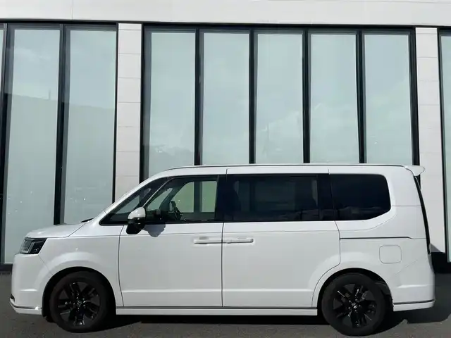 ホンダ ステップワゴン スパーダ eHEV 大阪府 2023(令5)年 3.4万km プラチナホワイトパール ホンダセンシング/クルーズコントロール/ブラインドスポットモニター/両側パワースライドドア/パワーテールゲート/純正11.4インチメモリーナビ/Bluetooth/CD/DVD/フルセグTV/USB/バックカメラ/純正10.1インチフリップダウンモニター/シートヒーター/オットマン/ビルトインETC/純正フロアマット