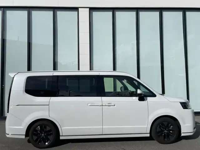 ホンダ ステップワゴン スパーダ eHEV 大阪府 2023(令5)年 3.4万km プラチナホワイトパール ホンダセンシング/クルーズコントロール/ブラインドスポットモニター/両側パワースライドドア/パワーテールゲート/純正11.4インチメモリーナビ/Bluetooth/CD/DVD/フルセグTV/USB/バックカメラ/純正10.1インチフリップダウンモニター/シートヒーター/オットマン/ビルトインETC/純正フロアマット