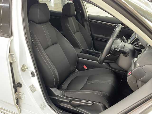 ホンダ シビック ハッチバック 道央・札幌 2018(平30)年 6.5万km ホワイトオーキッドパール /社外ナビ：MDV-D504BT/（CD/DVD/SD/BT/ラジオ/フルセグ）//レーダークルーズコントロール//LEDヘッドライト//衝突被害軽減システム//アイドリングストップ//横滑り防止機能//レーンキープアシスト//アイドリングストップ//社外ドライブレコーダー//ビルトインETC//オートライト//フォグライト//オートエアコン//スペアキー