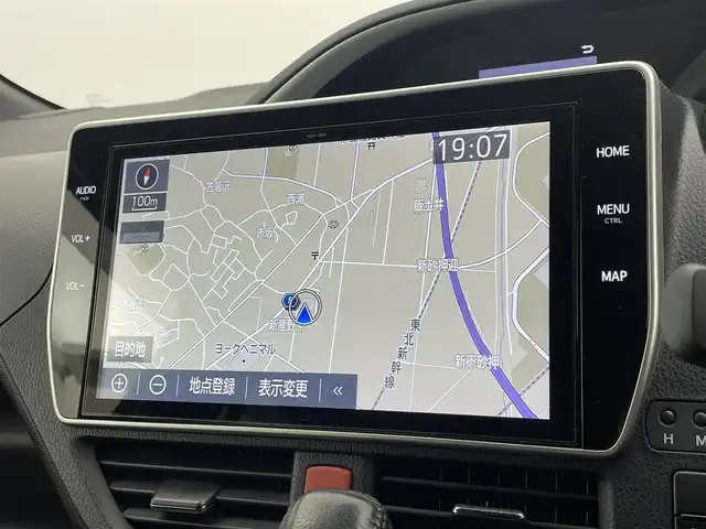 トヨタ ヴォクシー ZS 煌Ⅲ 宮城県 2020(令2)年 3.5万km ホワイトパールクリスタルシャイン ７人乗り/ワンオーナー/黒ハーフレザーシート/ドアエッジモール(両側フロントドア)/シートバックテーブル/サイドテーブル/純正12.1インチフリップダウンモニター【V12T-R68C】/純正10インチSDナビ【NSZN-Z68T】/(AM/FM/Bluetooth/CD/DVD/フルセグTV)/バックカメラ/ビルトインETC/Toyota Safety Sense/・LDA(レーンディパーチャーアラート)/・オートマチックハイビーム/・先行車発進告知機能/・PCS(プリクラッシュセーフティ)/クルーズコントロール/アイドリングストップ/両側パワースライドドア/オートライト/クリアランスソナー/コーナーセンサー/フロントフォグランプ/盗難防止装置/横滑り防止機能/電格ウィンカーミラー/プッシュスタート/フロアマット/純正１６インチアルミホイール/ステアリングスイッチ/USB充電ソケット×２/前後ドライブレコーダーYupiteru【SN-TW78d】/後席用サンシェード/スペアキー×１/ドアバイザー/ドラレコ取扱説明書/取扱説明書/保証書