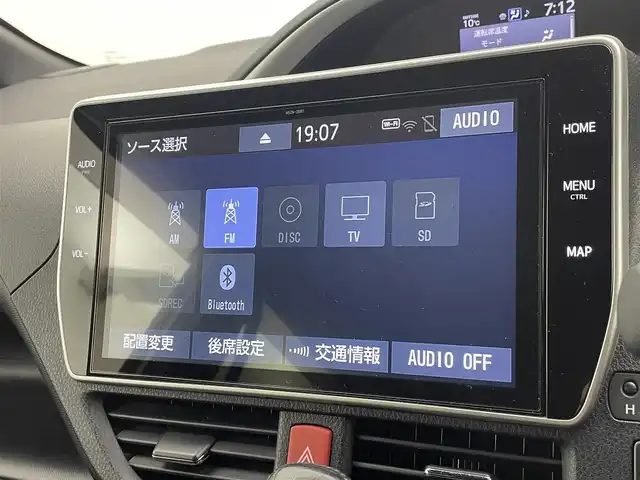 トヨタ ヴォクシー ZS 煌Ⅲ 宮城県 2020(令2)年 3.5万km ホワイトパールクリスタルシャイン ７人乗り/ワンオーナー/黒ハーフレザーシート/ドアエッジモール(両側フロントドア)/シートバックテーブル/サイドテーブル/純正12.1インチフリップダウンモニター【V12T-R68C】/純正10インチSDナビ【NSZN-Z68T】/(AM/FM/Bluetooth/CD/DVD/フルセグTV)/バックカメラ/ビルトインETC/Toyota Safety Sense/・LDA(レーンディパーチャーアラート)/・オートマチックハイビーム/・先行車発進告知機能/・PCS(プリクラッシュセーフティ)/クルーズコントロール/アイドリングストップ/両側パワースライドドア/オートライト/クリアランスソナー/コーナーセンサー/フロントフォグランプ/盗難防止装置/横滑り防止機能/電格ウィンカーミラー/プッシュスタート/フロアマット/純正１６インチアルミホイール/ステアリングスイッチ/USB充電ソケット×２/前後ドライブレコーダーYupiteru【SN-TW78d】/後席用サンシェード/スペアキー×１/ドアバイザー/ドラレコ取扱説明書/取扱説明書/保証書