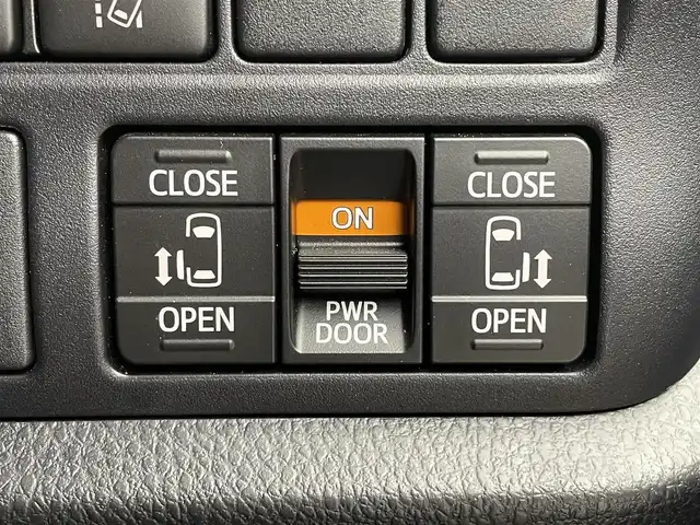 トヨタ ヴォクシー ZS 煌Ⅲ 宮城県 2020(令2)年 3.5万km ホワイトパールクリスタルシャイン ７人乗り/ワンオーナー/黒ハーフレザーシート/ドアエッジモール(両側フロントドア)/シートバックテーブル/サイドテーブル/純正12.1インチフリップダウンモニター【V12T-R68C】/純正10インチSDナビ【NSZN-Z68T】/(AM/FM/Bluetooth/CD/DVD/フルセグTV)/バックカメラ/ビルトインETC/Toyota Safety Sense/・LDA(レーンディパーチャーアラート)/・オートマチックハイビーム/・先行車発進告知機能/・PCS(プリクラッシュセーフティ)/クルーズコントロール/アイドリングストップ/両側パワースライドドア/オートライト/クリアランスソナー/コーナーセンサー/フロントフォグランプ/盗難防止装置/横滑り防止機能/電格ウィンカーミラー/プッシュスタート/フロアマット/純正１６インチアルミホイール/ステアリングスイッチ/USB充電ソケット×２/前後ドライブレコーダーYupiteru【SN-TW78d】/後席用サンシェード/スペアキー×１/ドアバイザー/ドラレコ取扱説明書/取扱説明書/保証書