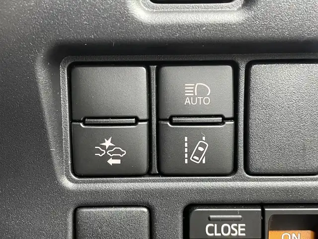 トヨタ ヴォクシー ZS 煌Ⅲ 宮城県 2020(令2)年 3.5万km ホワイトパールクリスタルシャイン ７人乗り/ワンオーナー/黒ハーフレザーシート/ドアエッジモール(両側フロントドア)/シートバックテーブル/サイドテーブル/純正12.1インチフリップダウンモニター【V12T-R68C】/純正10インチSDナビ【NSZN-Z68T】/(AM/FM/Bluetooth/CD/DVD/フルセグTV)/バックカメラ/ビルトインETC/Toyota Safety Sense/・LDA(レーンディパーチャーアラート)/・オートマチックハイビーム/・先行車発進告知機能/・PCS(プリクラッシュセーフティ)/クルーズコントロール/アイドリングストップ/両側パワースライドドア/オートライト/クリアランスソナー/コーナーセンサー/フロントフォグランプ/盗難防止装置/横滑り防止機能/電格ウィンカーミラー/プッシュスタート/フロアマット/純正１６インチアルミホイール/ステアリングスイッチ/USB充電ソケット×２/前後ドライブレコーダーYupiteru【SN-TW78d】/後席用サンシェード/スペアキー×１/ドアバイザー/ドラレコ取扱説明書/取扱説明書/保証書