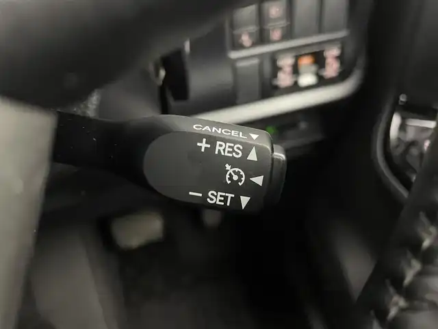 トヨタ ヴォクシー ZS 煌Ⅲ 宮城県 2020(令2)年 3.5万km ホワイトパールクリスタルシャイン ７人乗り/ワンオーナー/黒ハーフレザーシート/ドアエッジモール(両側フロントドア)/シートバックテーブル/サイドテーブル/純正12.1インチフリップダウンモニター【V12T-R68C】/純正10インチSDナビ【NSZN-Z68T】/(AM/FM/Bluetooth/CD/DVD/フルセグTV)/バックカメラ/ビルトインETC/Toyota Safety Sense/・LDA(レーンディパーチャーアラート)/・オートマチックハイビーム/・先行車発進告知機能/・PCS(プリクラッシュセーフティ)/クルーズコントロール/アイドリングストップ/両側パワースライドドア/オートライト/クリアランスソナー/コーナーセンサー/フロントフォグランプ/盗難防止装置/横滑り防止機能/電格ウィンカーミラー/プッシュスタート/フロアマット/純正１６インチアルミホイール/ステアリングスイッチ/USB充電ソケット×２/前後ドライブレコーダーYupiteru【SN-TW78d】/後席用サンシェード/スペアキー×１/ドアバイザー/ドラレコ取扱説明書/取扱説明書/保証書