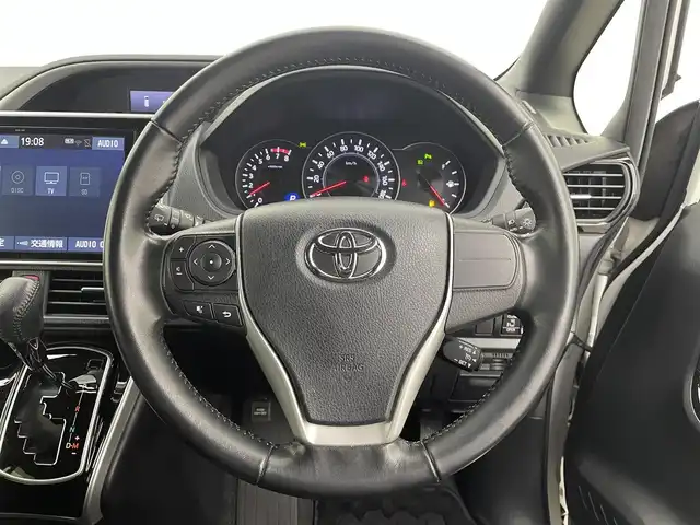 トヨタ ヴォクシー ZS 煌Ⅲ 宮城県 2020(令2)年 3.5万km ホワイトパールクリスタルシャイン ７人乗り/ワンオーナー/黒ハーフレザーシート/ドアエッジモール(両側フロントドア)/シートバックテーブル/サイドテーブル/純正12.1インチフリップダウンモニター【V12T-R68C】/純正10インチSDナビ【NSZN-Z68T】/(AM/FM/Bluetooth/CD/DVD/フルセグTV)/バックカメラ/ビルトインETC/Toyota Safety Sense/・LDA(レーンディパーチャーアラート)/・オートマチックハイビーム/・先行車発進告知機能/・PCS(プリクラッシュセーフティ)/クルーズコントロール/アイドリングストップ/両側パワースライドドア/オートライト/クリアランスソナー/コーナーセンサー/フロントフォグランプ/盗難防止装置/横滑り防止機能/電格ウィンカーミラー/プッシュスタート/フロアマット/純正１６インチアルミホイール/ステアリングスイッチ/USB充電ソケット×２/前後ドライブレコーダーYupiteru【SN-TW78d】/後席用サンシェード/スペアキー×１/ドアバイザー/ドラレコ取扱説明書/取扱説明書/保証書