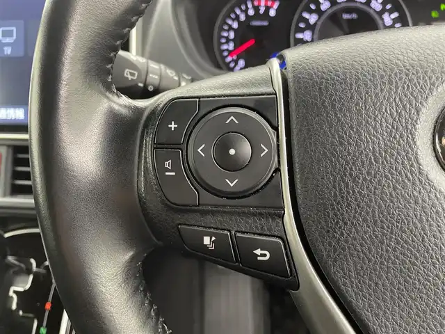 トヨタ ヴォクシー ZS 煌Ⅲ 宮城県 2020(令2)年 3.5万km ホワイトパールクリスタルシャイン ７人乗り/ワンオーナー/黒ハーフレザーシート/ドアエッジモール(両側フロントドア)/シートバックテーブル/サイドテーブル/純正12.1インチフリップダウンモニター【V12T-R68C】/純正10インチSDナビ【NSZN-Z68T】/(AM/FM/Bluetooth/CD/DVD/フルセグTV)/バックカメラ/ビルトインETC/Toyota Safety Sense/・LDA(レーンディパーチャーアラート)/・オートマチックハイビーム/・先行車発進告知機能/・PCS(プリクラッシュセーフティ)/クルーズコントロール/アイドリングストップ/両側パワースライドドア/オートライト/クリアランスソナー/コーナーセンサー/フロントフォグランプ/盗難防止装置/横滑り防止機能/電格ウィンカーミラー/プッシュスタート/フロアマット/純正１６インチアルミホイール/ステアリングスイッチ/USB充電ソケット×２/前後ドライブレコーダーYupiteru【SN-TW78d】/後席用サンシェード/スペアキー×１/ドアバイザー/ドラレコ取扱説明書/取扱説明書/保証書